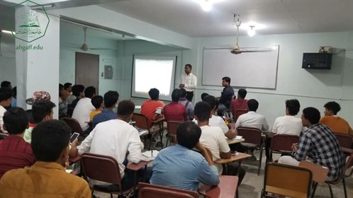 كلية الادارة والاقتصاد بجامعة الاحقاف تقيم نشاط العروض الاعلانية لمادة التسويق