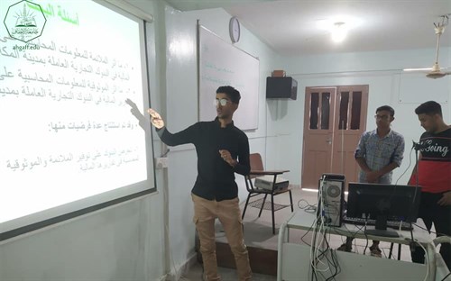 كلية الادارة والاقتصاد بجامعة الاحقاف تقيم مناقشة خطة البحث 1