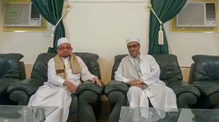 Dean of the Faculty of Sharia and Law, Al-Ahgaff University, receives Minister Dr. Al-Habib Salem Saqqaf Al-Jefri, President of the Union of Muslim Scholars