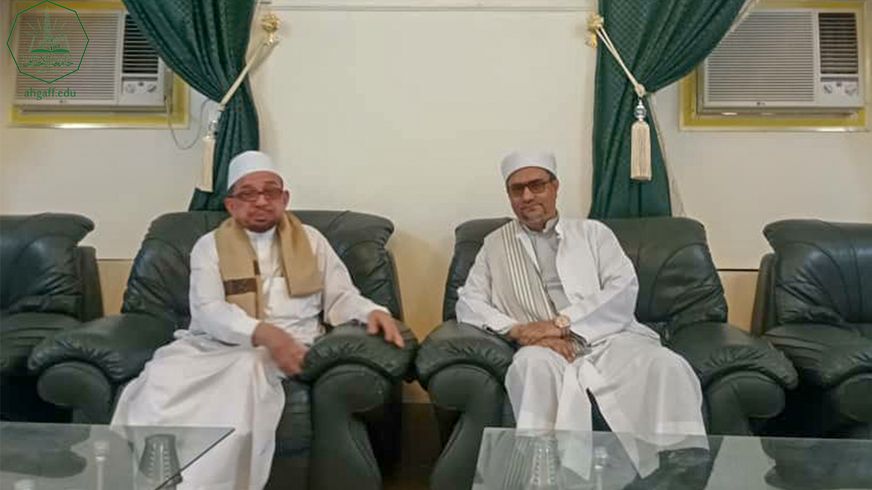 Dean of the Faculty of Sharia and Law, Al-Ahgaff University, receives Minister Dr. Al-Habib Salem Saqqaf Al-Jefri, President of the Union of Muslim Scholars
