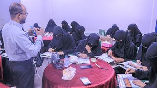 Director of Training at Hadhramaut Research Center at Al-Ahgaff inaugurates the applied level of the computer course "Soroban"