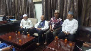 Dean of the Faculty of Sharia and Law at Al-Ahgaff University meets the Indonesian Consul in the Sultanate of Oman