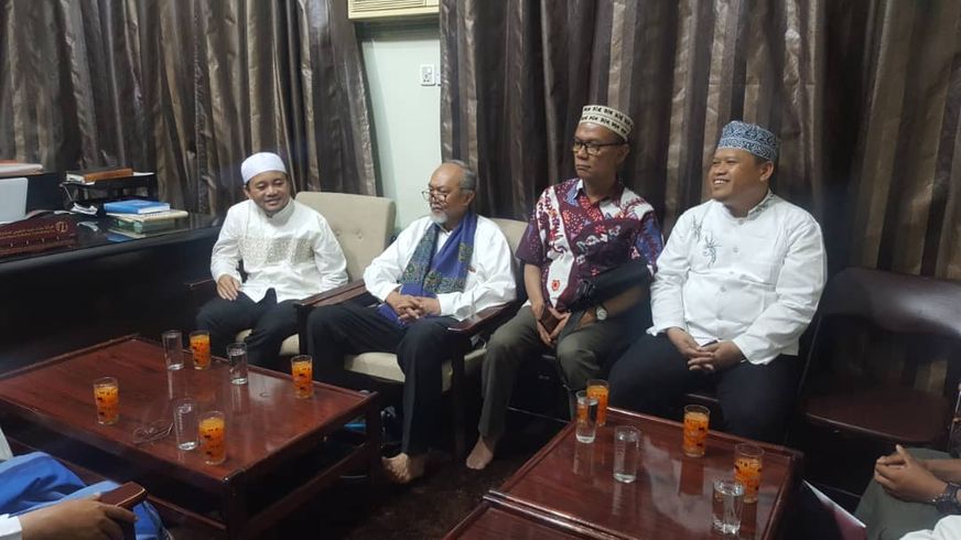 Dean of the Faculty of Sharia and Law at Al-Ahgaff University meets the Indonesian Consul in the Sultanate of Oman