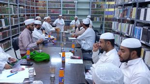 The Scientific Research Forum at the Faculty of Sharia and Law at Al-Ahgaff University holds a research session entitled (Narrating the Hadith with Meaning and Its Impact on the Jurisprudence Controversy)