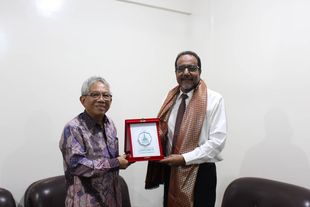 Vice-Chancellor of Al-Ahgaff University meets the Indonesian Ambassador to Amman and the Charge d'Affaires of the Yemeni Embassy