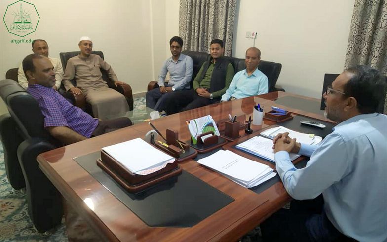 The Faculty of Administration and Economics at Al-Ahgaff University receives the Charitable Fund Foundation for Outstanding Students