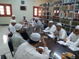 The Faculty of Sharia and Law at Al-Ahgaff University holds a research session