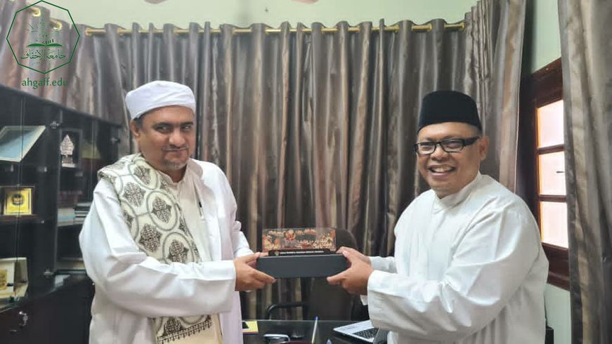 The Faculty of Sharia and Law at Al-Ahgaff University meets with the Vice-President of the Financial Supervisory Authority in Indonesia