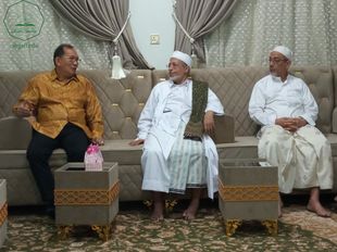 The Chancellor of Al-Ahgaff University meets with the Indonesian Ambassador to Oman and Yemen Muhammad Erzan Johan