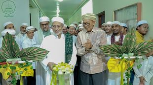 The President of Al-Ahgaff University, accompanied by the Indonesian Ambassador, inaugurate the Hadramout Research Center at the Faculty of Sharia and Law in Tarim