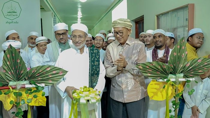 The President of Al-Ahgaff University, accompanied by the Indonesian Ambassador, inaugurate the Hadramout Research Center at the Faculty of Sharia and Law in Tarim