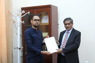 The Governor of Hadramaut Governorate meets the researcher at the College of Sharia and Law at Al-Ahgaff University, Dr. Hashem bin Alawi Moqibel