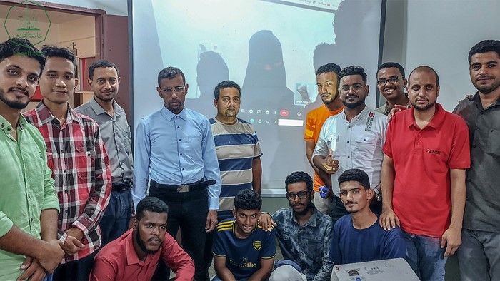 The Faculty of Engineering and Computer Science at Al-Ahgaff University hosts a meeting between the leading companies in the field of information technology and the faculty's graduates