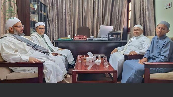 The Dean of the Faculty of Sharia and Law meets the Director of the Office of Al-Ahgaff University in Indonesia