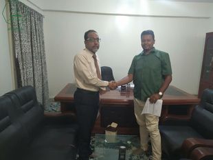 Signing a partnership contract between Hadhramout Research Center and Extra Warehousing and Accounting Company