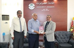 Vice Chancellor of Al-Ahgaff University and President of the Yemeni Community in Africa meet with the Chancellor of Hadramout University