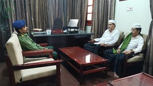 The Dean of the Faculty of Sharia and Law, Al-Ahgaff University, receives the Director of Civil Status and Civil Registry in Tarim District