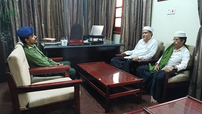 The Dean of the Faculty of Sharia and Law, Al-Ahgaff University, receives the Director of Civil Status and Civil Registry in Tarim District
