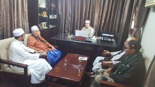 Dean of the Faculty of Sharia and Law at Al-Ahgaff University receives Professor Shahidi bin Abdul Ghani, Deputy Director of the Malaysian Institute of Revival Sciences