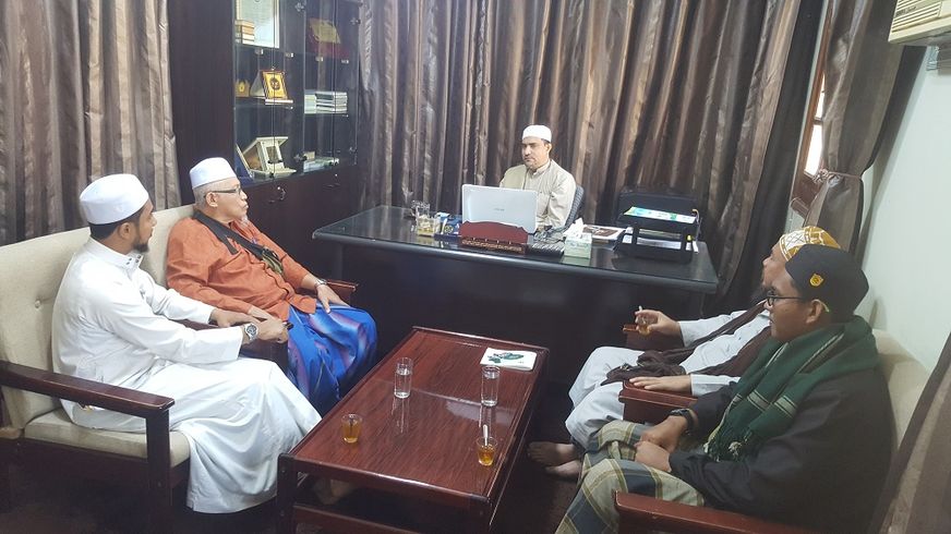 Dean of the Faculty of Sharia and Law at Al-Ahgaff University receives Professor Shahidi bin Abdul Ghani, Deputy Director of the Malaysian Institute of Revival Sciences