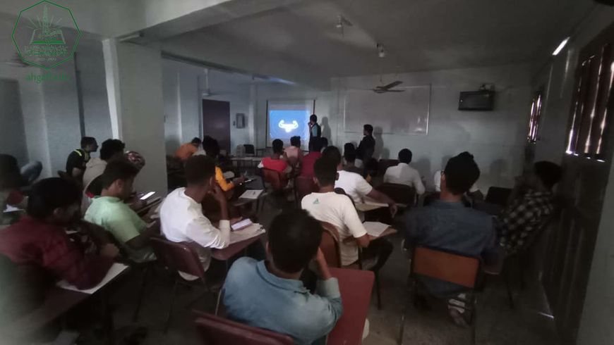 The Faculty of Administration and Economics at Al-Ahgaff University holds the activity of advertising offers for the marketing course