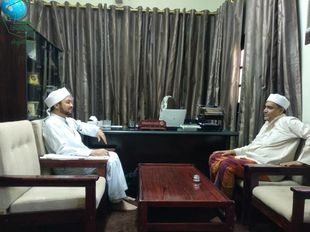 The Dean of the Faculty of Sharia and Law meets Dr. Ahmed bin Alawi Al-Saqqaf, a researcher in endowment (Awqaf) affairs