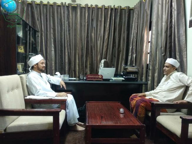 The Dean of the Faculty of Sharia and Law meets Dr. Ahmed bin Alawi Al-Saqqaf, a researcher in endowment (Awqaf) affairs