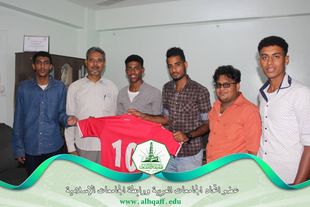 Al-Ahgaff University team receives a gift from the team of Ahgaff Sports Complex in Shibam