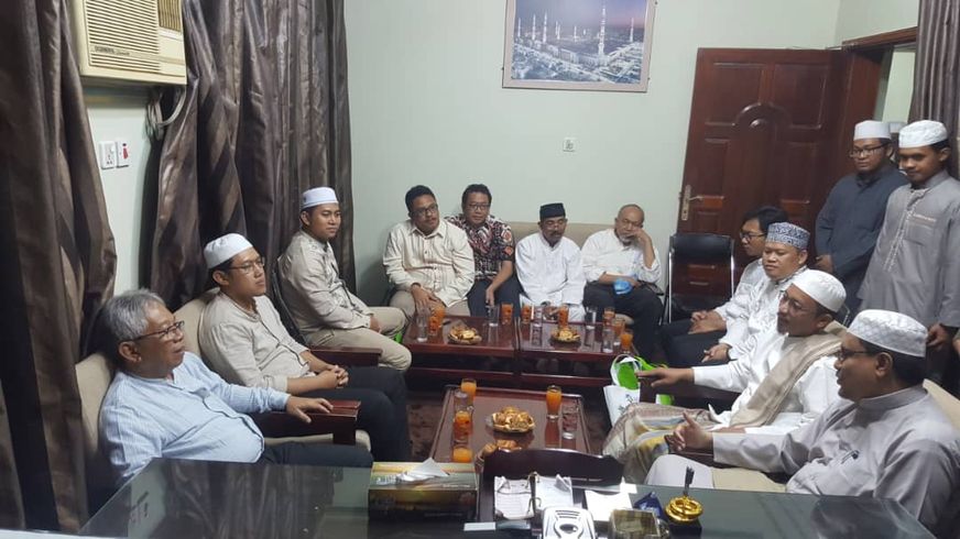 The Dean of Sharia and Law at Al-Ahgaff University met with the Indonesian Ambassador to Oman and the Acting Ambassador to Yemen