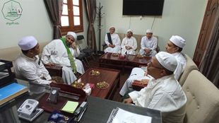 The President of the Darussalam University in Indonesia visits the Faculty of Sharia and Law, Al -Ahgaff University and gives a general lecture for students