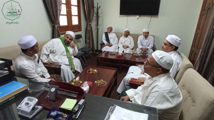The President of the Darussalam University in Indonesia visits the Faculty of Sharia and Law, Al -Ahgaff University and gives a general lecture for students