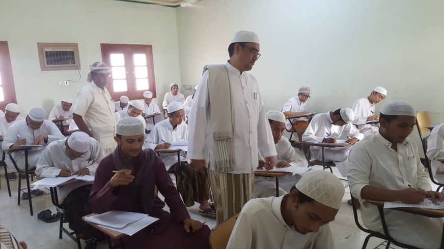Dean of the Faculty of Sharia and Law and the Head of the Registration Department inspect the process of the final examinations in the faculty