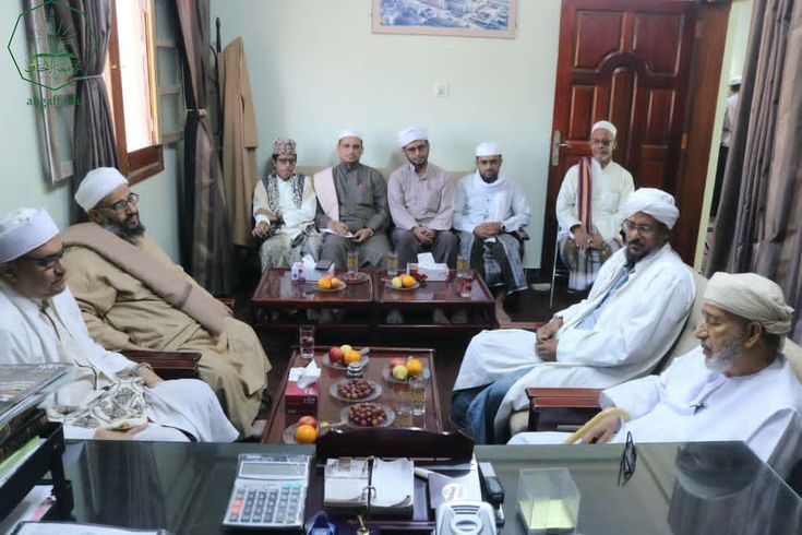 The Dean of the Faculty of Sharia and Law, Al-Ahgaff University, meets with Mr. Muhammad Omar Aideed Bazara’a, the well-known Omani figure