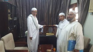 The Dean of the Faculty of Sharia and Law meets the Director of the Office of Al-Ahgaff University in Indonesia