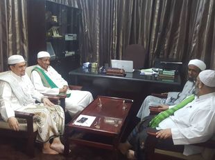 Dean of the Faculty of Sharia and Law meets the researcher at the Egyptian Dar Al-Ifta Mr. Ahmed Abdul Rahman Al-Maqadi