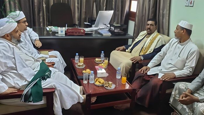 The Dean of the Faculty of Sharia and Law, Al-Ahgaff University, receives the Director General of Tarim Directorate